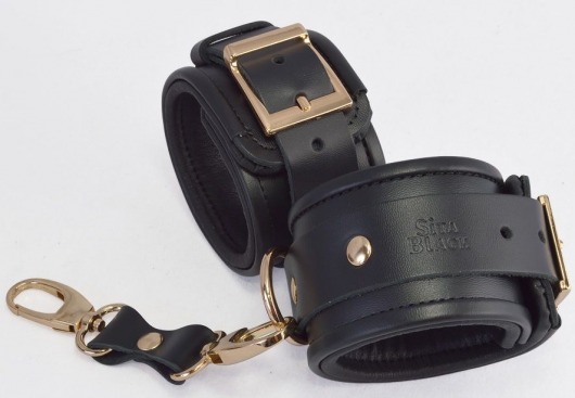 Черные кожаные наручники с золотистыми пряжками и карабином - Sitabella - купить с доставкой в Москве