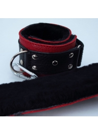 Красно-чёрные кожаные наручники с меховым подкладом - БДСМ Арсенал - купить с доставкой в Москве