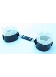 Изысканные чёрные наручники с белым кружевом - БДСМ Арсенал - купить с доставкой #SOTBIT_REGIONS_UF_V_REGION_NAME#