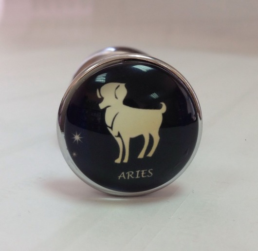 Серебристая анальная пробка со знаком зодиака - Овен - Главсексмаг - купить с доставкой в Москве