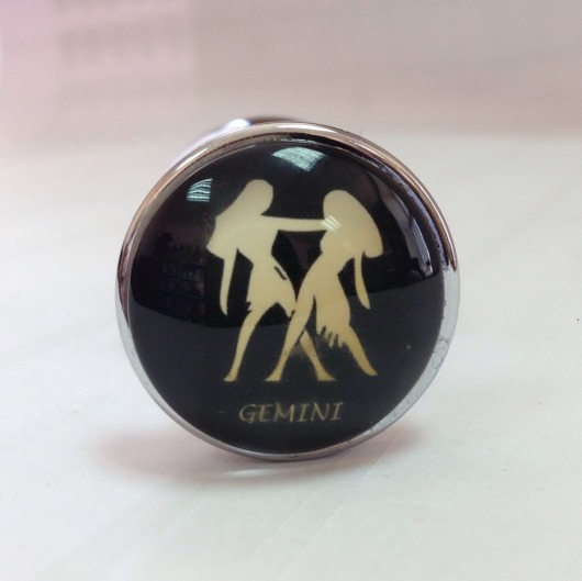 Серебристая анальная пробка со знаком зодиака - Близнецы - Главсексмаг - купить с доставкой в Москве
