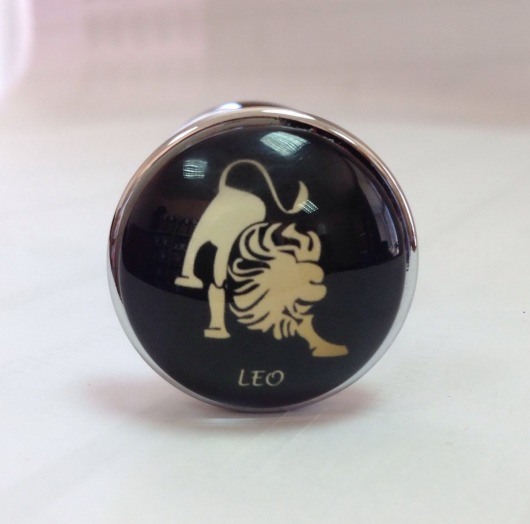 Серебристая анальная пробка со знаком зодиака - Лев - Главсексмаг - купить с доставкой в Москве