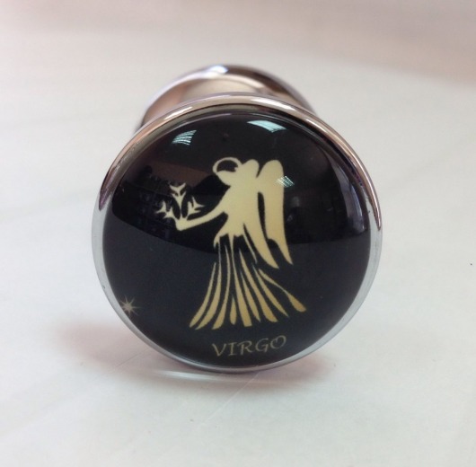 Серебристая анальная пробка со знаком зодиака - Дева - Главсексмаг - купить с доставкой в Москве