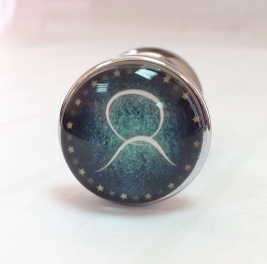 Серебристая анальная пробка с зеленым кристаллом и знаком зодиака - Телец - Главсексмаг - купить с доставкой в Москве