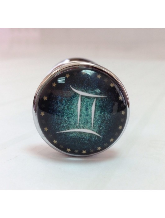 Серебристая анальная пробка с зеленым кристаллом и знаком зодиака - Близнецы - Главсексмаг - купить с доставкой в Москве