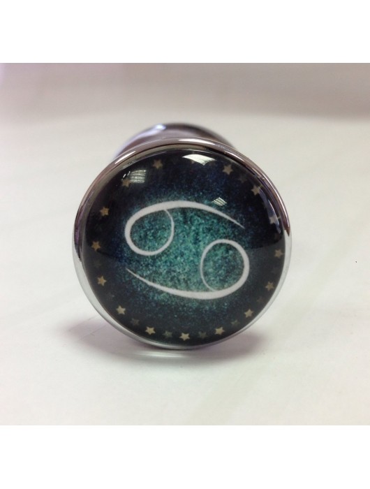 Серебристая анальная пробка с зеленым кристаллом и знаком зодиака - Рак - Главсексмаг - купить с доставкой в Москве