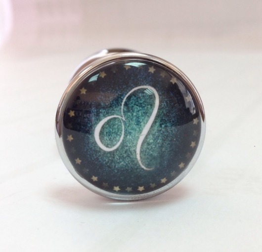 Серебристая анальная пробка с зеленым кристаллом и знаком зодиака - Лев - Главсексмаг - купить с доставкой в Москве