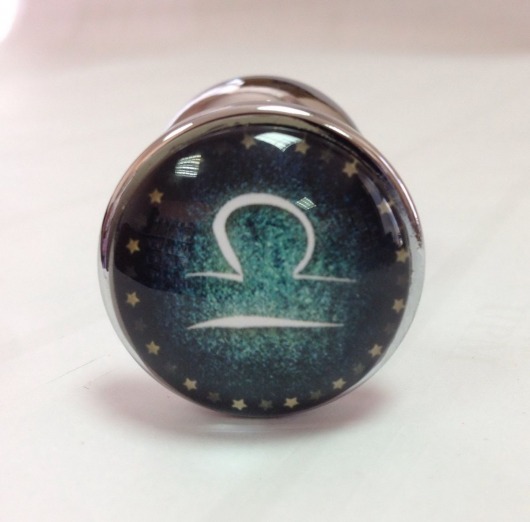 Серебристая анальная пробка с зеленым кристаллом и знаком зодиака - Весы - Главсексмаг - купить с доставкой в Москве