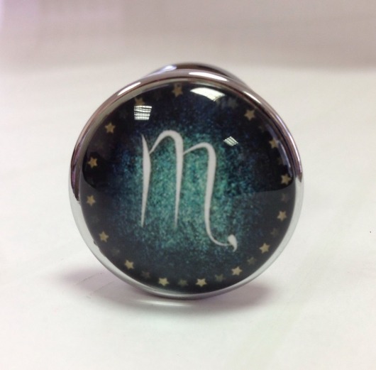 Серебристая анальная пробка с зеленым кристаллом и знаком зодиака - Скорпион - Главсексмаг - купить с доставкой в Москве