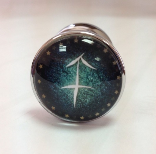 Серебристая анальная пробка с зеленым кристаллом и знаком зодиака - Стрелец - Главсексмаг - купить с доставкой в Москве