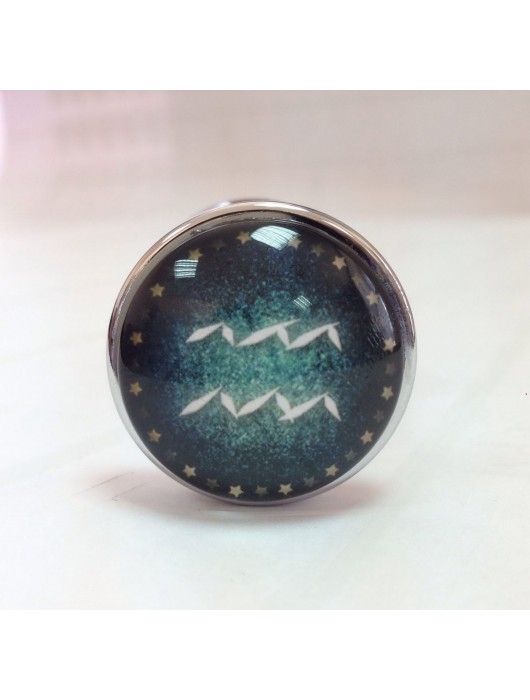 Серебристая анальная пробка с зеленым кристаллом и знаком зодиака - Водолей - Главсексмаг - купить с доставкой в Москве