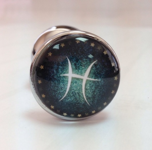 Серебристая анальная пробка с зеленым кристаллом и знаком зодиака - Рыбы - Главсексмаг - купить с доставкой в Москве
