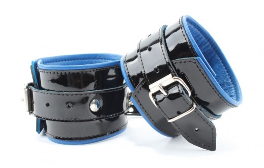 Чёрные лаковые наручники с синим подкладом - БДСМ Арсенал - купить с доставкой в Москве