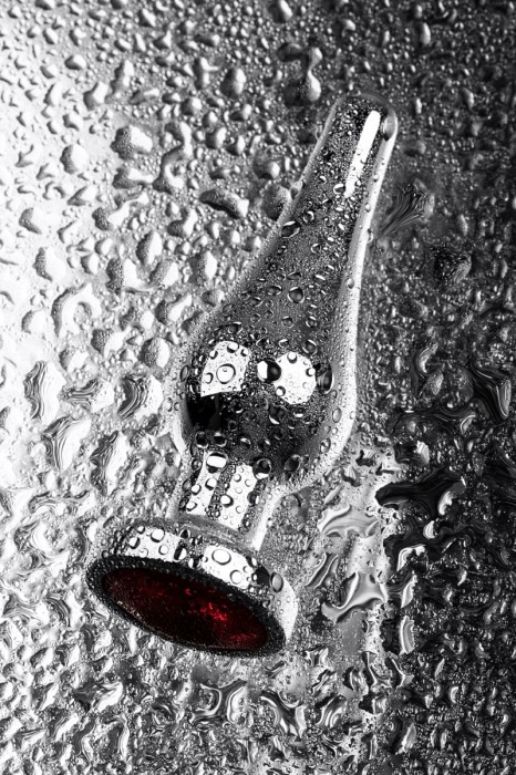 Серебристая удлиненная коническая анальная пробка с красным кристаллом - 10 см. - ToyFa - купить с доставкой в Москве