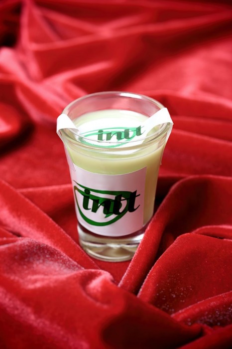 Массажная свеча для поцелуев Mint с ароматом мяты - 30 гр. - INTT - купить с доставкой в Москве