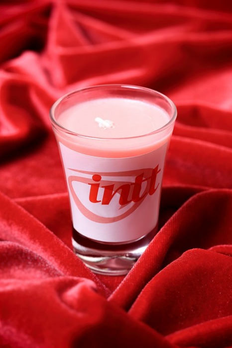 Массажная свеча для поцелуев Strawberry с ароматом клубники - 30 гр. - INTT - купить с доставкой в Москве
