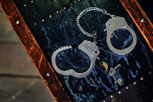 Металлические наручники Be Mine с парой ключей - Le Frivole - купить с доставкой в Москве
