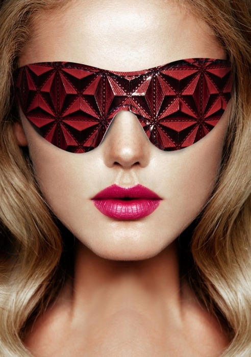 Красно-черная маска на глаза закрытого типа Luxury Eye Mask - Shots Media BV - купить с доставкой в Москве