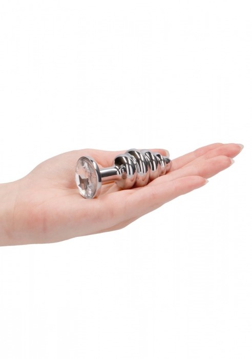 Серебристая анальная пробка с прозрачным кристаллом Ribbed Diamond Plug - 7,3 см. - Shots Media BV - купить с доставкой в Москве