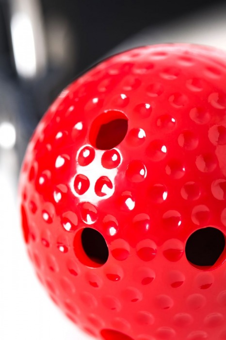 Красный кляп-шарик на черном регулируемом ремешке - Штучки-дрючки - купить с доставкой в Москве