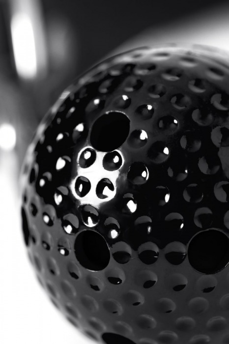Черный кляп-шарик с отверстиями на регулируемом ремешке - Штучки-дрючки - купить с доставкой в Москве