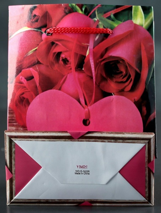 Подарочный пакет Love с розочками и сердечками - 15 х 12 см. - Сима-Ленд - купить с доставкой в Москве