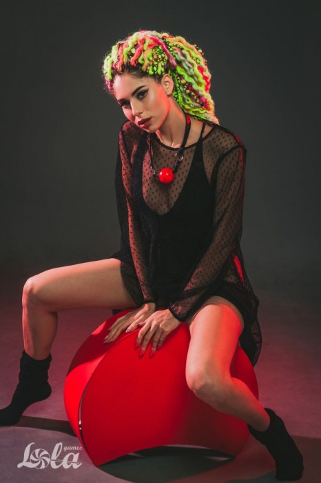 Красный кляп-шар Love Addict на черных ремнях - Lola Games - купить с доставкой в Москве