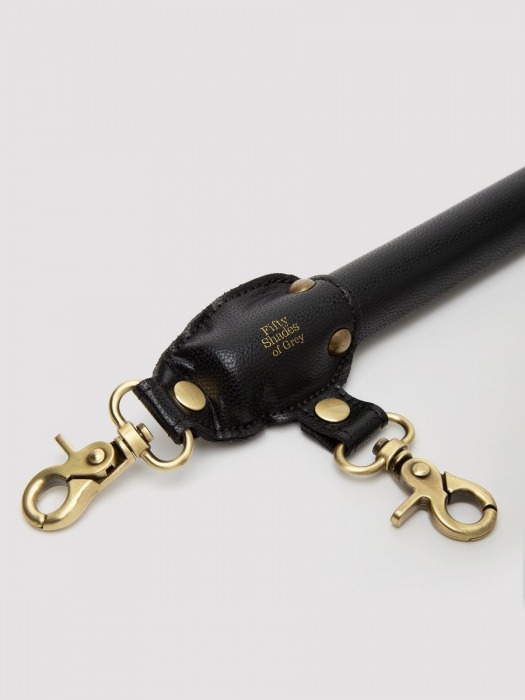 Черная распорка для ног Bound to You Faux Leather Spreader Bar - 50,8 см. - Fifty Shades of Grey - купить с доставкой в Москве