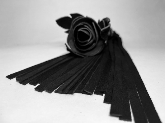 Черная замшевая плеть с лаковой розой в рукояти - 40 см. - БДСМ Арсенал - купить с доставкой в Москве