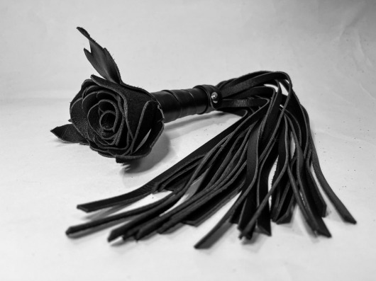 Черная кожаная плеть с розой в рукояти - 40 см. - БДСМ Арсенал - купить с доставкой в Москве