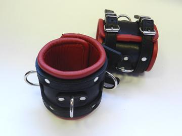 Широкие обёрнутые наручники с красным кожаным подкладом - Beastly - купить с доставкой в Москве