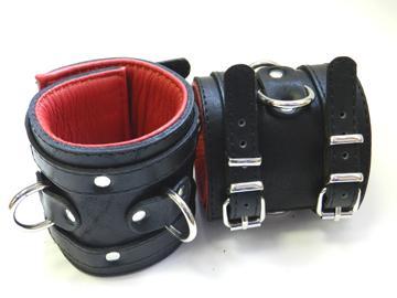 Широкие подвёрнутые наручники с красным подкладом - Beastly - купить с доставкой в Москве