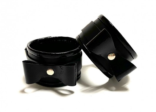 Черные наручники с бантиками из эко-кожи - БДСМ Арсенал - купить с доставкой в Москве