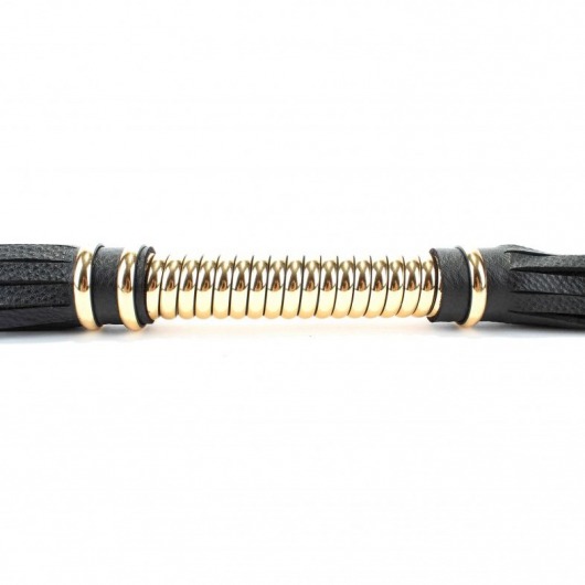 Чёрная плетка  из натуральной кожи с золотистой отделкой рукояти - БДСМ Арсенал - купить с доставкой в Москве