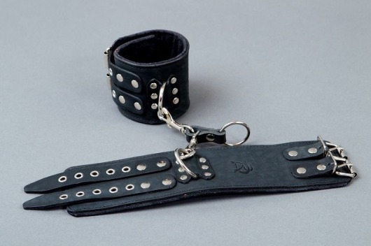 Широкие чёрные кожаные наручники - Подиум - купить с доставкой в Москве