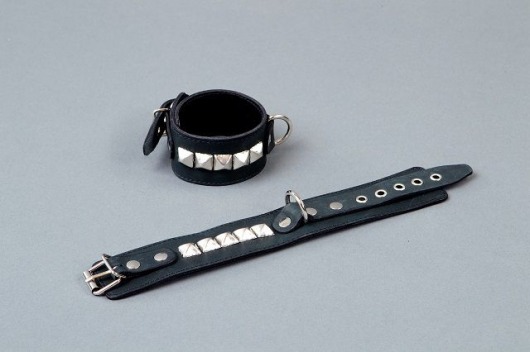 Чёрные кожаные наручники с металлическими квадропуклями - Подиум - купить с доставкой в Москве