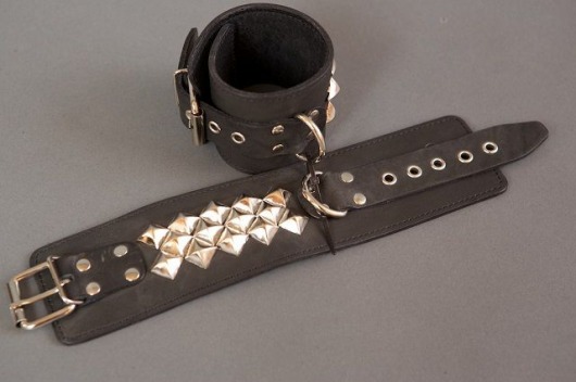 Широкие наручники с квадропуклями - Подиум - купить с доставкой в Москве