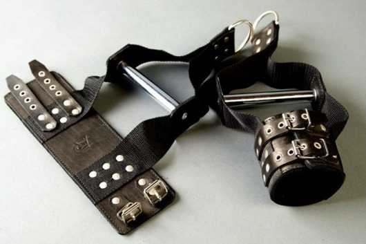 Чёрные наручники с хромированной трубкой для подвешивания - Подиум - купить с доставкой в Москве