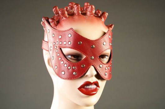 Красная кожаная маска с заклёпками - Подиум - купить с доставкой в Москве