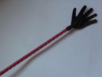 Длинный плетённый стек с наконечником-ладошкой и красной рукоятью - 85 см. - Подиум - купить с доставкой в Москве
