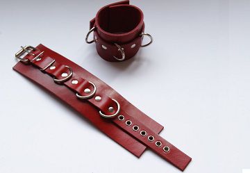 Красные не подшитые кожаные наручники - Beastly - купить с доставкой в Москве