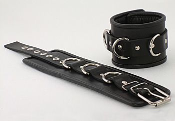 Чёрные наручники с застежкой-ремешком и 3 сварными D-кольцами - Beastly - купить с доставкой в Москве