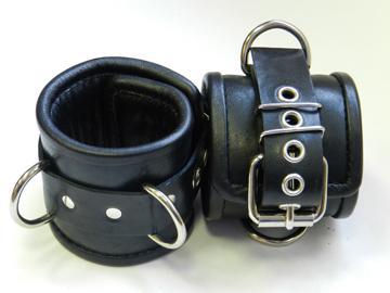 Чёрные наручники с застежкой-ремешком и 3 сварными D-кольцами - Beastly - купить с доставкой в Москве