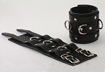 Чёрные не подшитые широкие наручник с 3 D-кольцами - Beastly - купить с доставкой в Москве