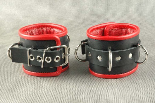 Чёрные обернутые наручники с 3 сварными D-кольцами и красным подкладом - Beastly - купить с доставкой в Москве
