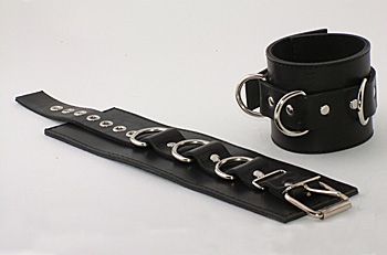Подшитые чёрные наручники с пряжкой и 3 сварными D-кольцами - Beastly - купить с доставкой в Москве