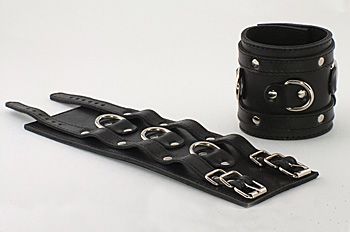 Широкие подшитые наручники с 2 ремешками и 3 сварными D-кольцами - Beastly - купить с доставкой в Москве