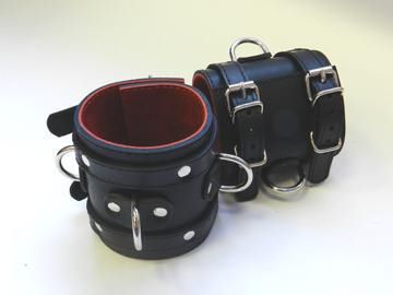 Широкие подшитые наручники с 2 ремешками, 3 D-кольцами и красной изнанкой - Beastly - купить с доставкой в Москве