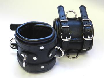 Широкие обернутые наручники из чёрной кожи - Beastly - купить с доставкой в Москве