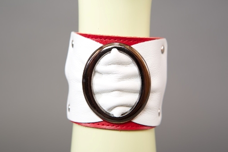 Бело-красный браслет с овальной пряжкой - Подиум - купить с доставкой в Москве